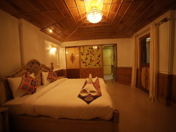 Lake view with balcony room 1